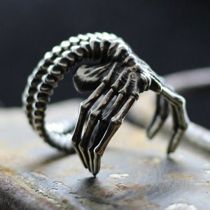 HuggerFace figure on finger ring notsromo alein jewelry adjustable ring horror Sci-fi Space monster Alein ring Classic Sci-fi Ksenomorph