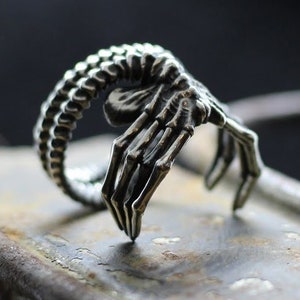 Face figure hugger on finger ring notsromo alein jewelry adjustable ring horror Sci-fi Space monster Alein ring Classic Sci-fi Ksenomorph