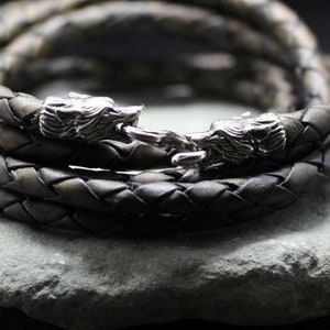 Smyckesarmband i läder med rävhuvud. Silverhuvud av attackerande räv. Djurarmband. Armband med vilt djurhuvud. Läderdjursman med räv.