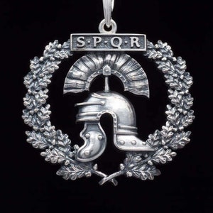 オークの栄光の花輪のローマ帝国の軍団のヘルメット spqr ジュエリー ペンダント ヴァイゼナウ インペリアル ヘルメット Senatus Populus Quiritium Romanus