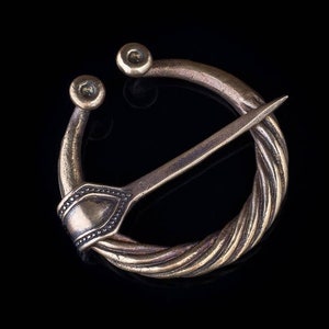 Twisted fibula jewelry brooch pin. Medieval pin badge cosplay european. Europe style traditional fibula twisted pattern jewelry. Coat badge