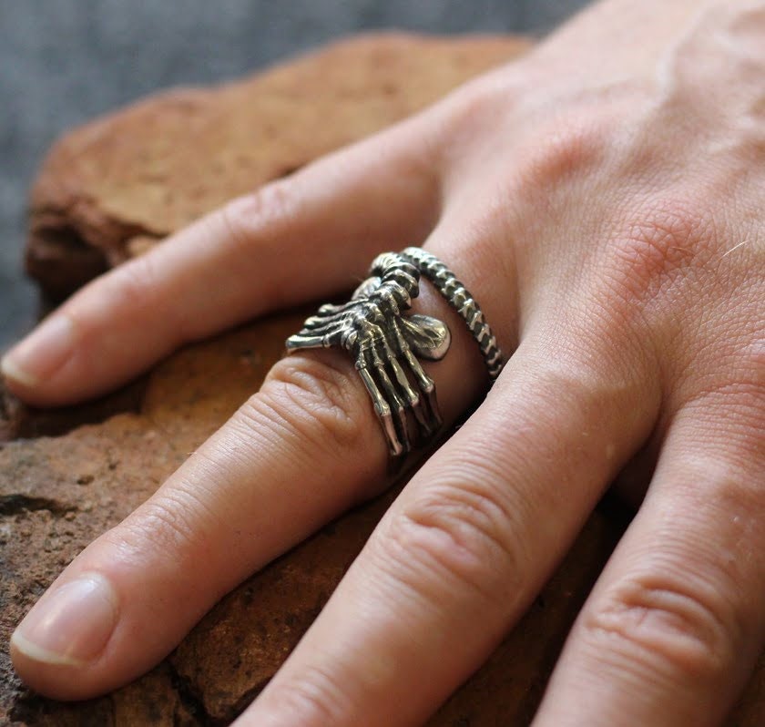Huggerface Figure on Finger Ring Notsromo Alein Jewelry
