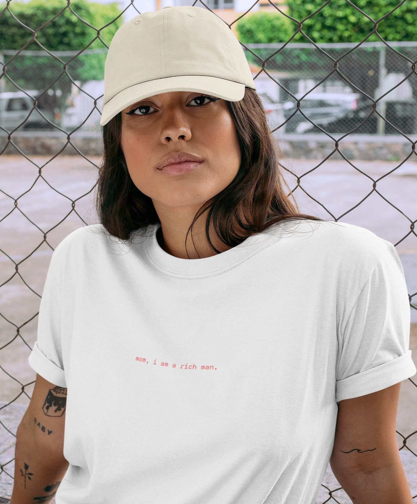 mamá soy un hombre rico | Camiseta Unisex 100% Algodón | declaración feminista | diseño minimalista | letras rojas