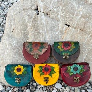 Florale Pracht: Halbmond Mini Echtleder Blumenmuster Damentasche | Schultertasche mit verstellbaren Riemen | Handbemalte Geldbörse
