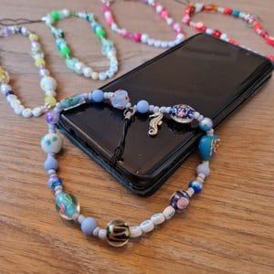 Personalised phone strap with beads and name, beaded phone cord, charm; Gepersonaliseerd telefoonkoord met kralen en naam, telefoonbedels