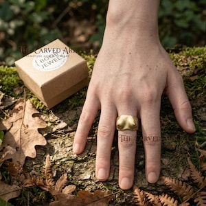 May include: A handmade wooden sign with the word "Welcome" in a whimsical font. The sign has a distressed white background and a dark stained wooden frame. Dimensions are approximately 30 cm wide and 15 cm tall.