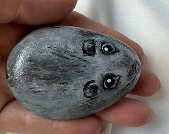 Ratón de piedra pintado a mano: Arte rupestre acrílico