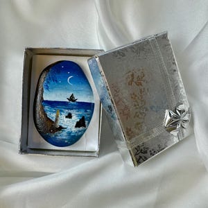Seascape Painted Rock, Hand-painted stone, Nature-Themed Painted Rock, Scenic Nature Painted Rocks, Original acrylic painting on the stone.