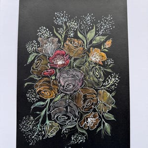 Acquerello floreale scuro su carta nera - Arte botanica originale in formato A4 con dettagli in inchiostro bianco. Fiori acquerellati su carta nera.