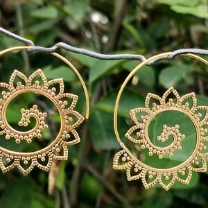 Stylish Spiral Round Brass Hoop Vintage Earrings.