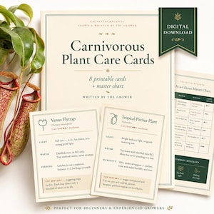 Op de afbeelding: Een set printbare verzorgingskaarten voor vleesetende planten en een overzichtstabel met een crèmekleurige achtergrond en donkergroene tekst. De kaarten bevatten instructies voor planten zoals de Venusvliegenvanger en bekerplant, inclusief een downloadlabel.