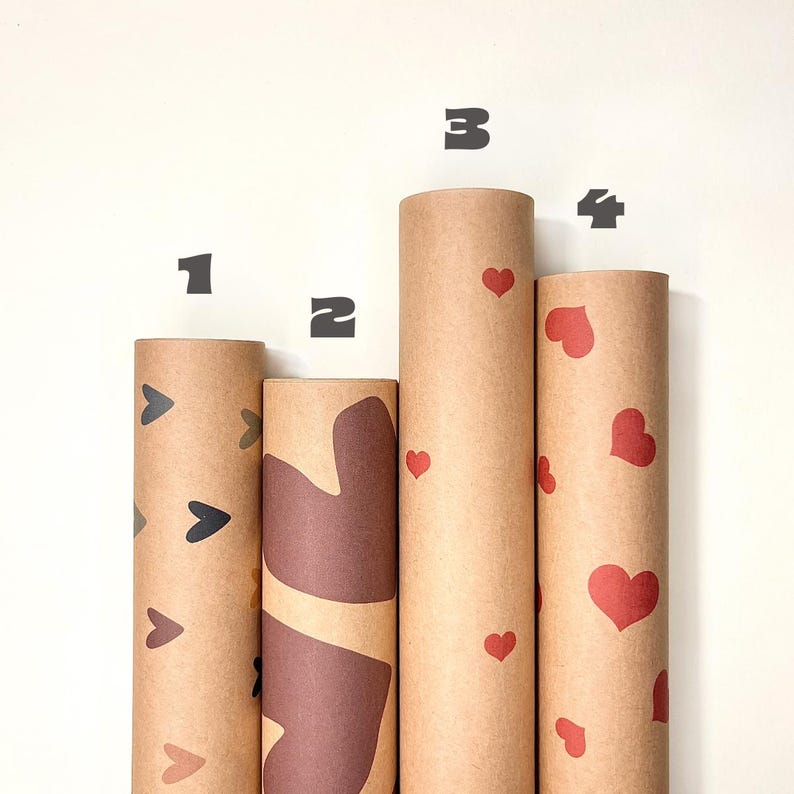 Vier nummerierte Kraftpapier-Geschenkpapierrollen mit Herz-Designs zur Auswahl – Design 1 bunte Herzen, Design 2 abstrakt, Design 3 kleine rote Herzen, Design 4 große rote Herzen, nachhaltiges Geschenkpapier für Valentinstag und Geburtstag