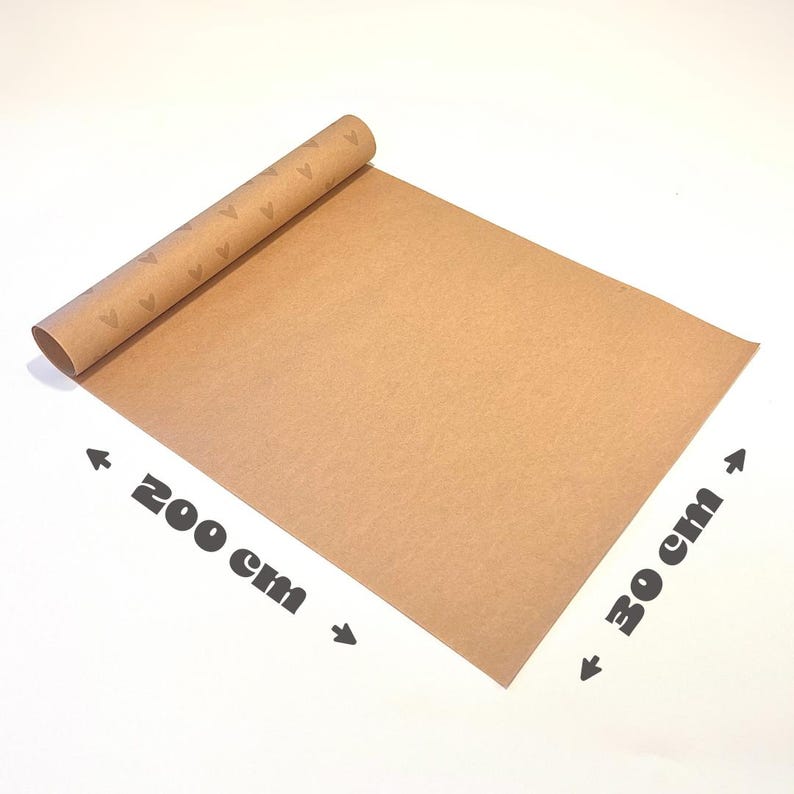 Kraftpapier-Geschenkpapierrolle mit dezentem Ton-in-Ton Herzmuster ausgerollt mit Maßangaben 200 cm x 30 cm – elegantes umweltfreundliches Geschenkpapier in natürlichen Brauntönen, perfekte Größe für Geschenke an Freund oder Ehemann zum Jahrestag und Geburtstag