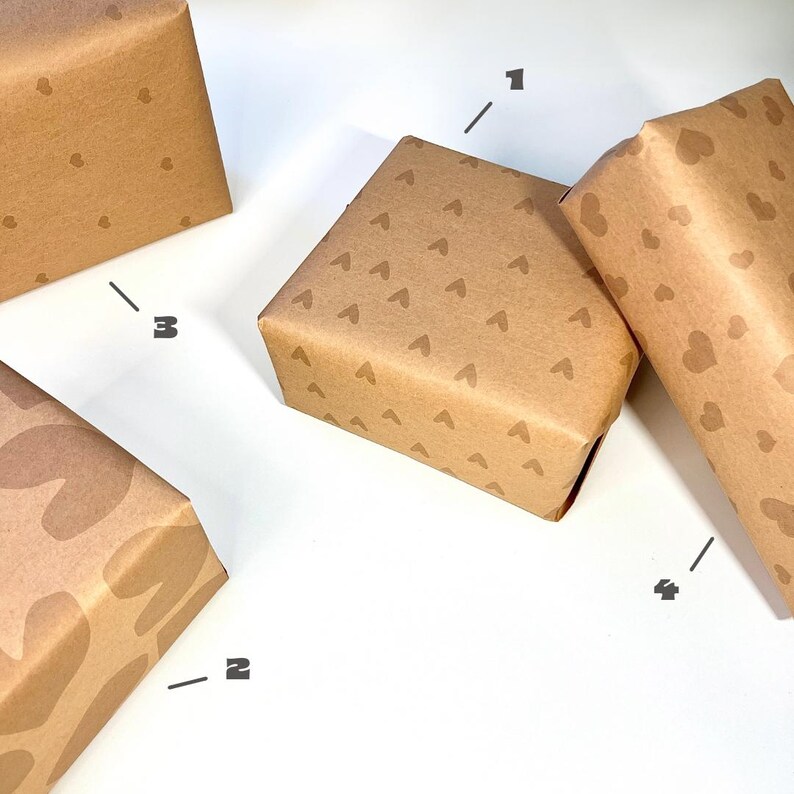 Vier eingepackte Geschenke in verschiedenen Kraftpapier-Designs mit dezentem Herzmuster – Ton-in-Ton Herzen in natürlichen Brauntönen, schlichtes elegantes Geschenkpapier für romantische Überraschungen zu Weihnachten, Geburtstag und Valentinstag