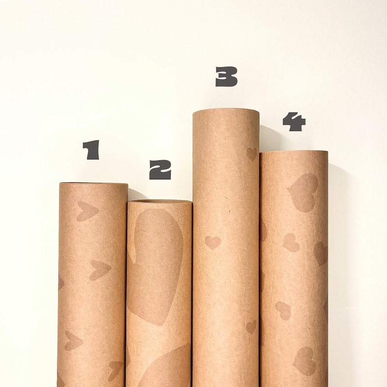 Vier nummerierte Kraftpapier-Geschenkpapierrollen mit dezenten Herz-Designs zur Auswahl – Design 1 kleine Herzen, Design 2 abstrakt, Design 3 mittlere Herzen, Design 4 große Herzen in Ton-in-Ton Brauntönen, natürliches Geschenkpapier für Jahrestag und Geburtstag