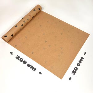 Kraftpapier-Geschenkpapierrolle mit bunten Herzen ausgerollt mit Maßangaben 200 cm x 30 cm – umweltfreundliches Geschenkpapier aus hochwertigem Kraftpapier, perfekte Größe zum Einpacken von Geschenken für Partner zu Valentinstag, Geburtstag und Jahrestag
