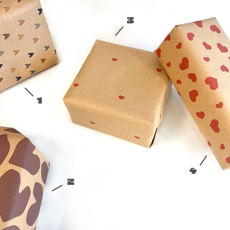Vier eingepackte Geschenke in verschiedenen Kraftpapier-Designs mit Herzmuster – bunte Herzen, abstrakt, kleine rote Herzen und große rote Herzen, umweltfreundliches Geschenkpapier für Freund oder Ehemann zum Jahrestag und Geburtstag