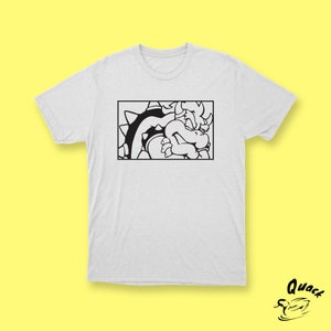 Puede incluir: Camiseta blanca con un gráfico en blanco y negro de Bowser de la serie de videojuegos Super Mario Bros.