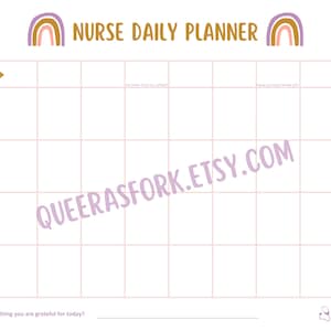 Op de afbeelding: Een printbare dagelijkse planner voor verpleegkundigen met een roze en bruine regenboogontwerp. De planner heeft een raster met secties voor tijd, kamer nummer, naam, allergieën, dieet en mobiliteit. De tekst "NURSE DAILY PLANNER" staat bovenaan de pagina. De tekst "QUEERASFORK.ETSY.COM" staat in het midden van de pagina. De tekst "What is one thing you are grateful for today?" staat onderaan de pagina. De tekst "P.S. YOU GOT THIS" staat in de rechterbenedenhoek van de pagina.