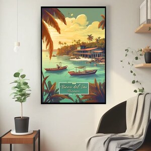 Puede incluir: Un cartel de viaje vintage que presenta una escena tropical con palmeras, una pequeña casa sobre pilotes y dos botes en el agua turquesa. El texto en el cartel dice "Boca del Toro, Panamá".