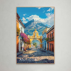 Antigua Guatemala Reiseplakat - Lebendige Straßenszene aus der Kolonialzeit vor Vulkanausbruch im Hintergrund - Wandkunstdruck