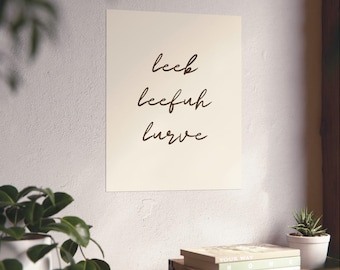 Muurkunst Simlish: Leeb, Leefuh, Lurve - op de Sims 4 geïnspireerde print