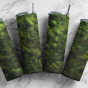 Op de afbeelding: Vier roestvrijstalen bekers met een groene mos- en steenprint. De bekers hebben deksels en rietjes.