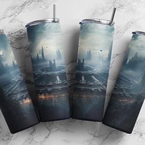 Puede incluir: Cuatro vasos de acero inoxidable con un diseño de ciudad en azul oscuro y gris. Los vasos tienen una tapa transparente y una pajita.