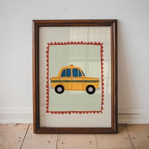 以下が含まれることがあります： 黄色いタクシーのイラストが描かれた額入りのアートプリント。タクシーは黒い車輪と青い窓があり、赤いスカラップのボーダーが付いた淡い緑色の背景に配置されています。フレームは濃い茶色です。