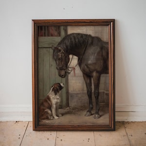 Può includere: Dipinto incorniciato raffigurante un cavallo marrone scuro e un cane San Bernardo. Il cavallo è vicino a una porta verde, mentre il cane è seduto e guarda il cavallo. Il dipinto ha una cornice in legno marrone scuro.