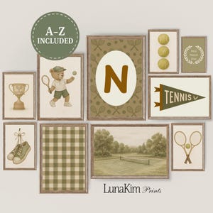 Galería de arte de pared para guardería de tenis vintage, habitación de niño, impresión personalizada con letras y nombre, decoración deportiva para habitación de bebé niño pequeño, arte de oso imprimible en salvia / S9