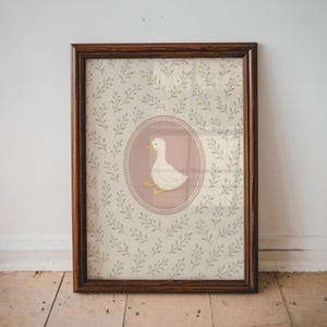 Impresión de pato vintage para guardería, arte de pared para habitación de bebé, decoración de animales lindos para niños pequeños, patrón botánico rosa suave, diseño de guardería imprimible digitalmente / 18 imagen 1