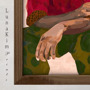 Puede incluir: Una impresi&oacute;n art&iacute;stica enmarcada con una mano sobre papel blanco. La obra de arte utiliza tonos rojos, verdes y marrones. El texto "Luna Kim Prints" est&aacute; impreso verticalmente en el lado izquierdo del marco. La impresi&oacute;n est&aacute; en un marco de madera.