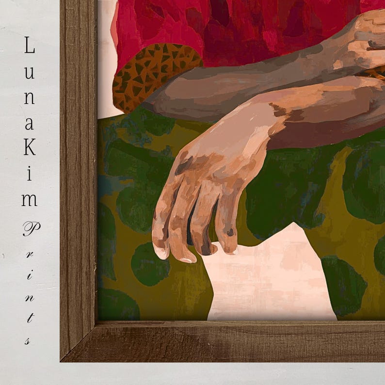 Puede incluir: Una impresi&oacute;n art&iacute;stica enmarcada con una mano sobre papel blanco. La obra de arte utiliza tonos rojos, verdes y marrones. El texto "Luna Kim Prints" est&aacute; impreso verticalmente en el lado izquierdo del marco. La impresi&oacute;n est&aacute; en un marco de madera.