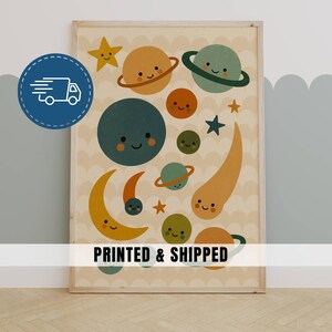 Stampa per cameretta con pianeti spaziali stravaganti, simpatici pianeti sorridenti e stelle, decorazione da parete per la cameretta dei bambini o la sala giochi, stile retrò, stampata e spedita / 1