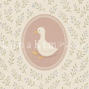 Puede incluir: Un pato blanco con patas amarillas se sienta dentro de un marco ovalado rosa con un borde de puntos blancos. El fondo es de color crema con un patr&oacute;n repetitivo de ramas verdes y bayas azules.