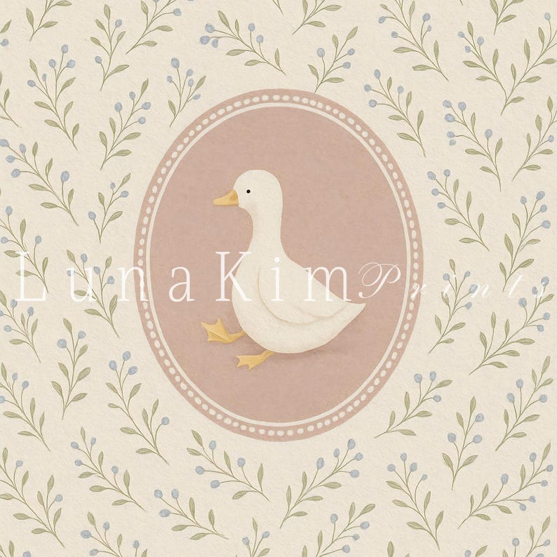 Puede incluir: Un pato blanco con patas amarillas se sienta dentro de un marco ovalado rosa con un borde de puntos blancos. El fondo es de color crema con un patr&oacute;n repetitivo de ramas verdes y bayas azules.