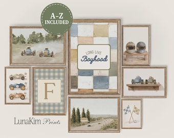 Puede incluir: Un conjunto de arte mural en galería con estampados de coches de carreras vintage y un patrón de cuadros. El conjunto incluye impresiones enmarcadas con el texto "Long Live Boyhood" y "A-Z Included". La paleta de colores incluye beige, azul y marrón.