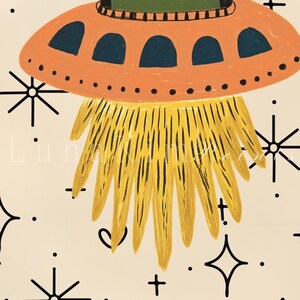 以下が含まれることがあります： 緑色のトップと青い窓が付いた、オレンジと黄色のUFOのイラスト。UFOは、クリーム色の背景に黒いスターバーストとドットで囲まれています。「Lumiere Moments」のテキストが部分的に表示されています。