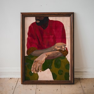 Puede incluir: Una impresi&oacute;n art&iacute;stica enmarcada que presenta una figura sentada con una camisa roja y pantalones verdes estampados. La obra de arte tiene una paleta de colores c&aacute;lidos con tonos marrones y beige. El marco es de madera oscura.