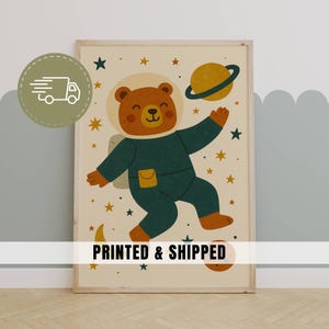 Impresión de guardería de oso astronauta, arte de pared espacial retro caprichoso con estrellas y planetas para habitación de niño pequeño o sala de juegos, decoración impresa y enviada / 18