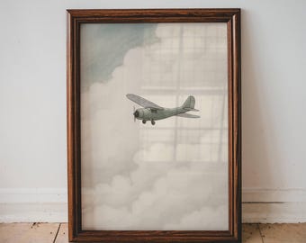Puede incluir: Una lámina de arte enmarcada que muestra un avión de hélice de estilo vintage de color verde claro volando a través de un cielo lleno de nubes suaves, blancas y azul pálido. La obra está en un marco de madera marrón oscuro con perfil simple.