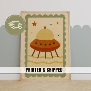 Impresión de guardería con nave espacial OVNI retro, marco festoneado caprichoso, arte de pared espacial para habitación de niño pequeño o sala de juegos, decoración impresa y enviada / 5