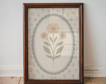 Arte textil floral vintage con borde festoneado azul y tonos pastel beige para pared, ideal para habitación infantil (lámina imprimible).