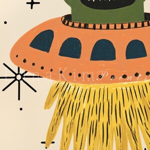 以下が含まれることがあります： オレンジ色のUFO型カラーをつけた緑色の宇宙人の気まぐれなイラスト。宇宙人は黄色のフリンジボディと黒い歯並びの笑顔をしています。アートワークには「a Kim Prints」の文字と装飾的な星と点の要素が含まれています。
