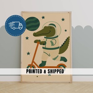 Impresión de guardería con diseño de caimán espacial en scooter, divertido arte de pared retro con diseño de astronauta para habitación de niño pequeño o sala de juegos, decoración impresa y enviada / 4