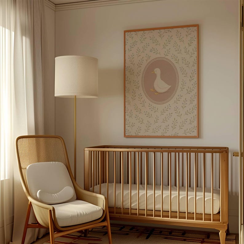 Puede incluir: Una cuna blanca con un colch&oacute;n blanco y una l&aacute;mpara blanca con una pantalla beige. Una silla de mimbre con un coj&iacute;n blanco se encuentra en la esquina de la habitaci&oacute;n. Una impresi&oacute;n enmarcada con una ilustraci&oacute;n de un pato cuelga de la pared.