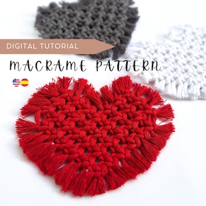 Peut inclure: Tutoriel numérique pour un modèle de cœur en macramé. L'image montre trois cœurs, un rouge, un blanc et un gris. Le cœur rouge est au premier plan et les cœurs blanc et gris sont à l'arrière-plan.