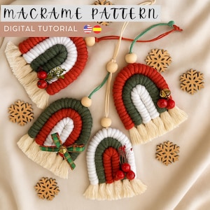 Può includere: Ornamenti arcobaleno in macramè rossi, verdi e bianchi con frange e perline di legno. Gli ornamenti sono decorati con piccole bacche, campanelle e un fiocco a quadri. Sono visibili anche decorazioni a forma di fiocco di neve in legno e il testo "MACRAME PATTERN DIGITAL TUTORIAL".