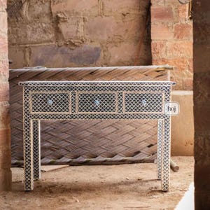 Marineblauwe consoletafel met visschubben en botinleg, entreetafel met botinleg en lades, consoletafel met botinleg, meubels met visschubben en botinleg in blauw